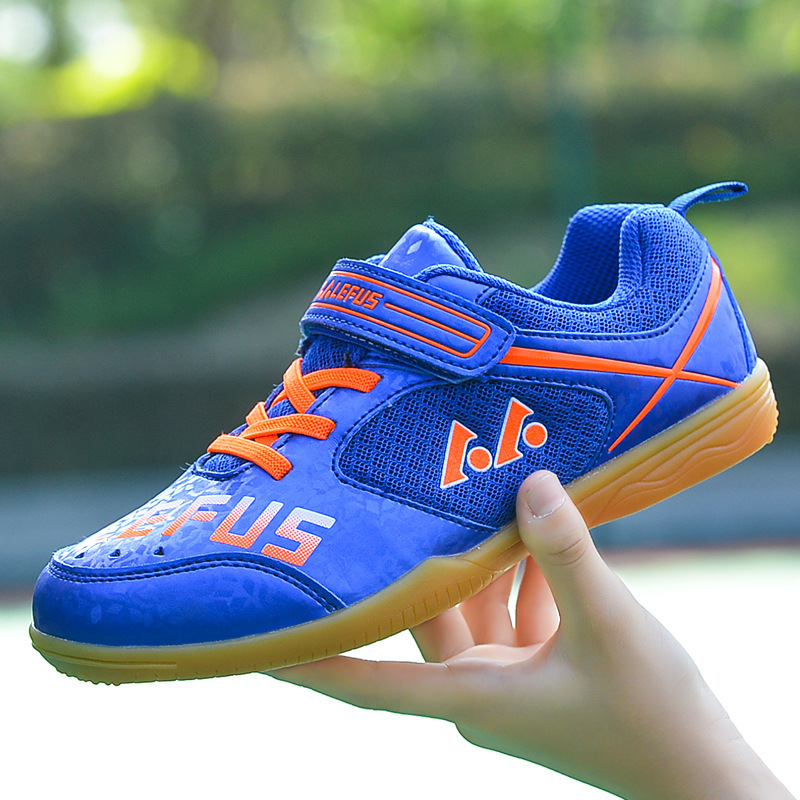 Table Tennis Shoes - รองเท้าเทนนิสเด็กปี 2025 สำหรับเด็กผู้ชายและเด็กผู้หญิง รองเท้าแบดมินตันกันลื่นพร้อมดีไซน์แถบตีนตุ๊กแก รองเท้าสำหรับสนามในร่ม รองเท้าแฮนด์บอลดีไซน์เนอร์