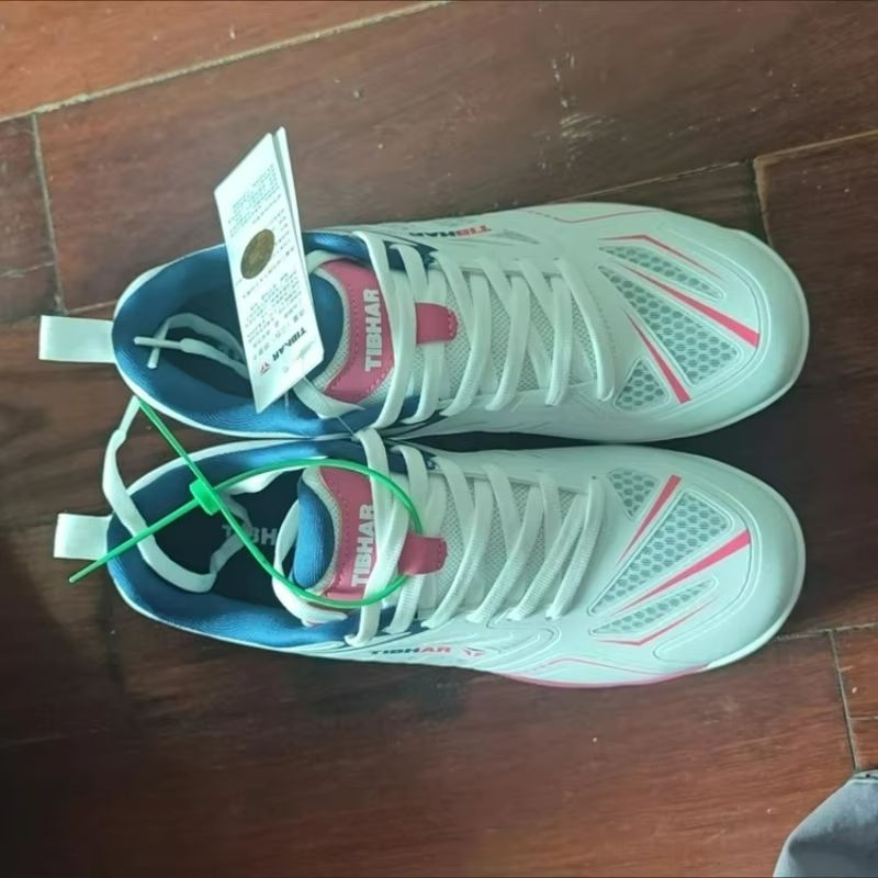 Table Tennis Shoes - รองเท้าเทนนิสแบรนด์หรู รองเท้าแบดมินตันกันลื่น น้ำหนักเบาพิเศษ รองเท้าสำหรับสนามในร่ม ทนทานต่อการใช้งานหนัก รองเท้าเทนนิสสำหรับคู่รัก